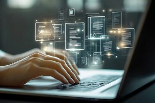 Foto: Finger tippen auf Laptoptastatur